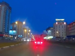 Ослепляющие стопсигналы Priora показали на видео в Воронеже