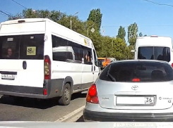 Безрассудное поведение маршрутчика сняли на видео в Воронеже