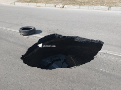 Огромный провал образовался на дороге в Воронеже 