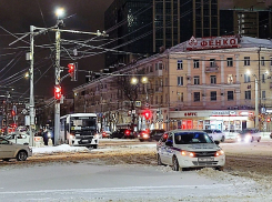 Маршрутка с пассажирами внутри влетела в злополучный светофор в центре Воронежа