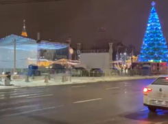 Чтобы пройти к главной елке нужно промочить ноги, - жительница Воронежа