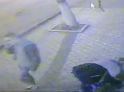 В сети появилось видео, как ночью воронежец перевернул мусорку