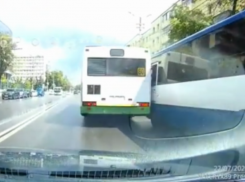 К чему приводит гонка за пассажирами, показали маршрутки в Воронеже