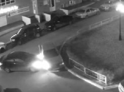 Неудачный побег после тарана авто сняли в воронежском дворе