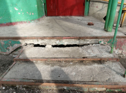 В шаге от провала: неожиданная опасность поджидает воронежцев на пороге дома