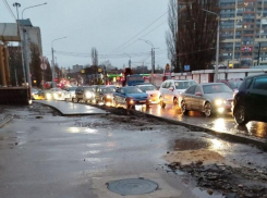 С мощной пробки начался первый январский рабочий день в Воронеже