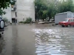 Улица во дворе многоэтажки на Переверткина превратилась в озеро (ВИДЕО)