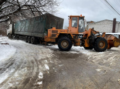 Застрявшего в воронежском частном секторе дальнобойщика вызволили из плена 