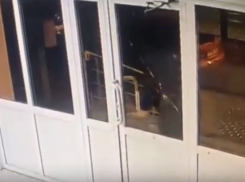 «Халк» цинично разнес дверь и попал на видео в Воронеже 