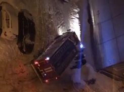 Застрявшие в воронежском дворе пожарные машины сняли на видео