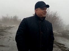 Разгневанные воронежцы приперли к стене чиновника неудобными вопросами и сняли его на видео