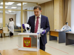 Владимир Нетесов забыл о безопасности во время голосования по поправкам в Конституцию 