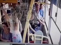 Момент падения 4-летнего ребенка в коляске попал на видео в воронежском автобусе 