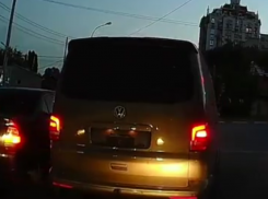 Продвинутый фокус с номерами показала иномарка в движении в Воронеже