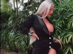 В открывающем запретные места платье покрасовалась воронежская модель