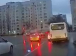 Маршрутчика, возомнившим себя болидом Формулы-1, запечатлели в Воронеже 