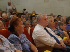 В Воронеже председатель «Справедливой России» Сергей Миронов спел песню «Темная ночь»