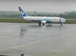 В Воронеже Boeing 737 впечатляюще проехался по посадочной полосе