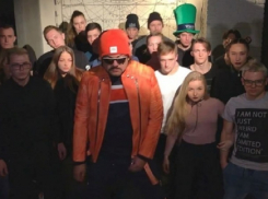 Филипп Киркоров присоединился к флэшмобу «Между нами тает лед» в воронежской кофейне 