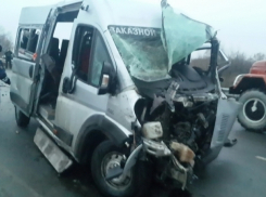 В Воронежской области в столкновении легковушки с микроавтобусом погибли 3 человека