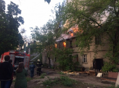 На видео попал полыхающий дом на улице Ленинградской в Воронеже