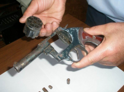 В Коминтерновском районе молодой человек хранил в гараже револьвер