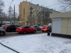 Снегопад спровоцировал колоссальные пробки в Воронеже