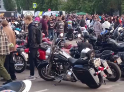 Байк-шоу около ТЦ в Юго-Западном микрорайоне попало на видео в Воронеже