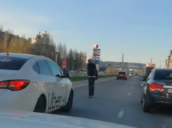 Неадекватный пешеход устроил опасное шоу на Пасху в Воронеже