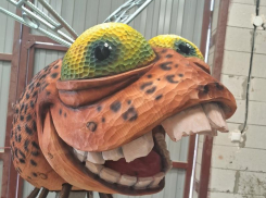 Зубастый и леопардовый: «глазастого монстра» создал воронежский скульптор