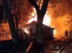 «Может взорваться машина»: загоревшийся гараж у ЖК «Современник» сняли на видео в Воронеже