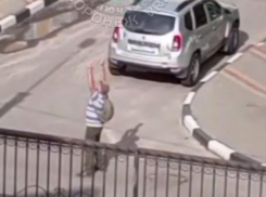 Это все он: странные ритуалы посреди улицы устроил житель Воронежа