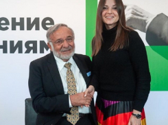 В юбке цветов немецкого флага пришла на встречу с писателем-евреем подруга Трампа 