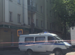 Налетчик банка в центре Воронежа угрожал людям огромной бомбой