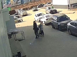 Выброшенная из окна бутылка едва не упала на коляску с ребёнком в воронежском ЖК