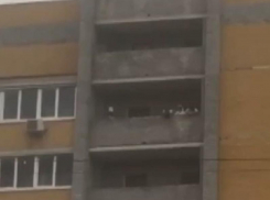 Опасные игры детей на балконе многоэтажки сняли на видео в Воронеже