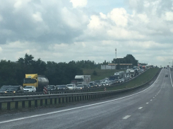 Под Воронежем 20-километровая пробка из-за ДТП с фурой попала на видео