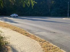 “Если машина вылетит на толпу детей”: небезопасный тротуар возле мегашколы пугает людей в Воронеже