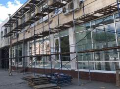 Строительные леса вместе с рабочим рухнули на женщину в центре Воронежа