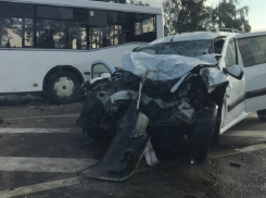 Опубликованы снимки страшного ДТП с автобусом и легковушками в Воронеже