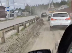 «Глотай пыль, летай по воздуху»: тернистый путь до кладбища показали воронежцы