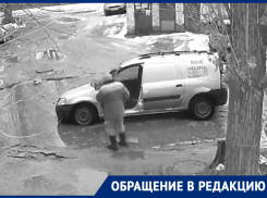 Машина воронежской УК застряла в огромной луже собственного двора 