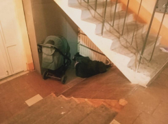 «Орет, срет и бьет»: воронежцы сообщили о неприятном соседстве с бомжом 