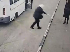 Опубликовано видео ЧП с оторванным пальцем в воронежской маршрутке