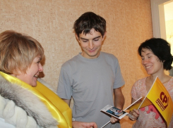 В Воронеже семейной паре вручили билеты на концерт Евгения Гришковца 