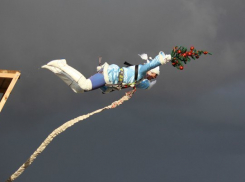  Воронежская парашютистка спрыгнула с 30-метровой высоты в костюме Снегурочки 