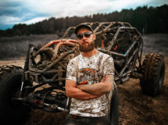 Воронежские автомастера швыряются машинами с потолка ради проверки подвески