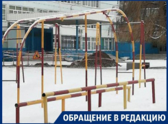 Новую опасную яму разрыли у школы воронежские коммунальщики