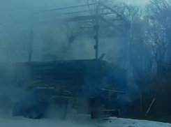 Каркас сгоревшей машины на трассе в Воронежской области записали на видео 