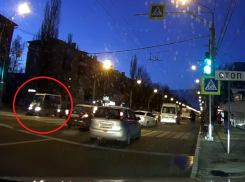 Момент наезда на пешехода попал на видео в Воронеже 
